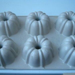 Nordic Ware Cast-Aluminum Nonstick Bundt-Lette Pan White Base